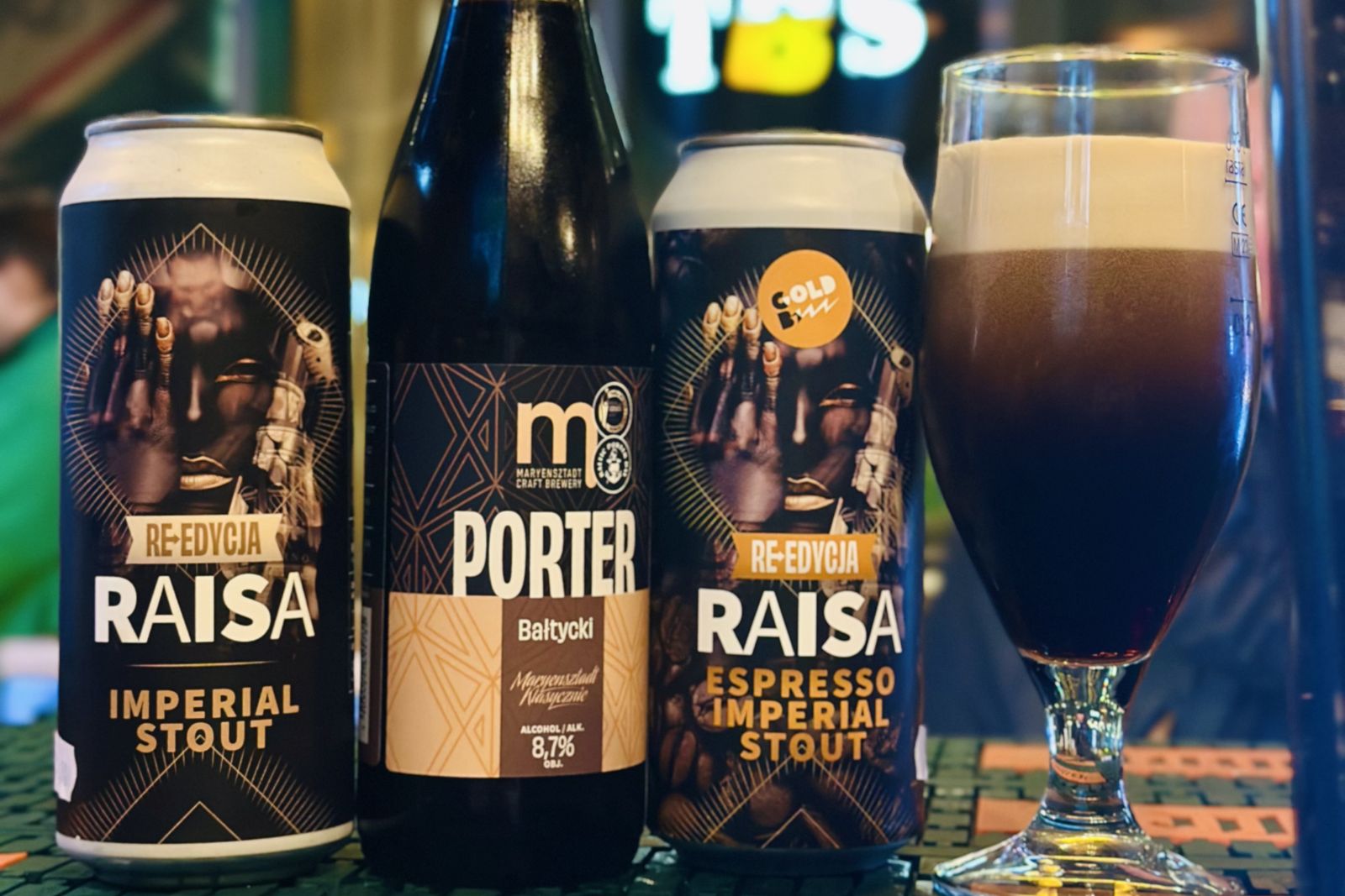 Piwa z półki barmana: puszki Raisa Imperial Stout, porter bałtycki i szklanka stoutu w The Beer Store