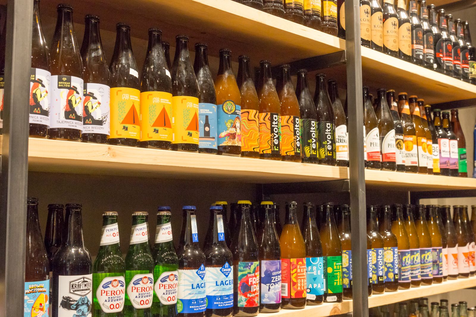 Półka z piwami rzemieślniczymi, polskimi i bezalkoholowymi w The Beer Store